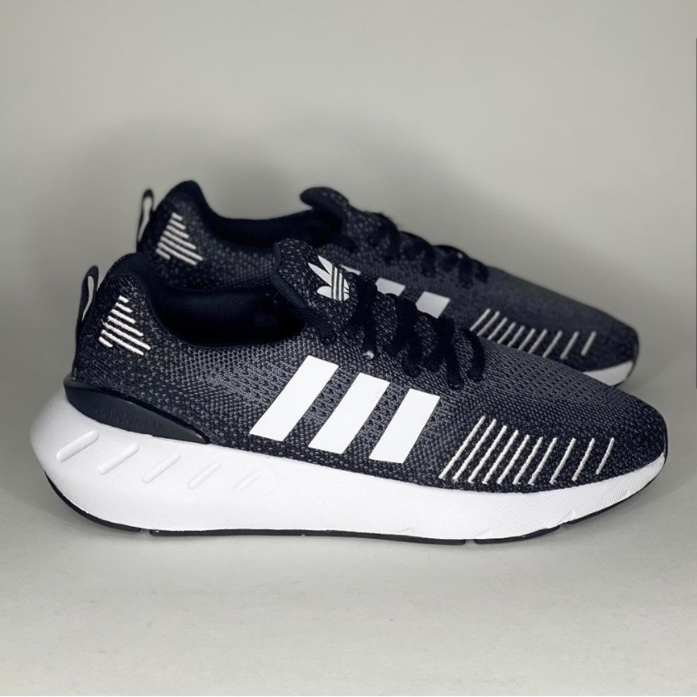 Adidas Swift Run 22 Women's Running Shoe, Black/Grey/White NEW